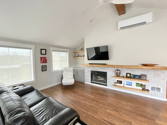 Building Photo - Remodeled 3-Bedroom Penthouse Condo with Views!