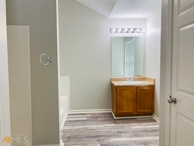 Building Photo - 221 Southwind Ln