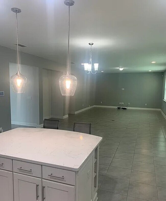 Building Photo - Beautiful 5/4 home with over 4k sqft, fenc...