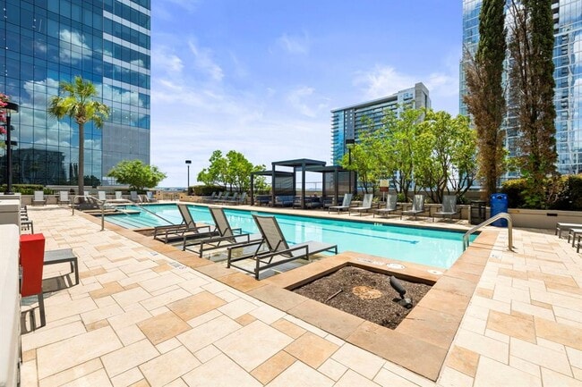 Building Photo - 360 Nueces St