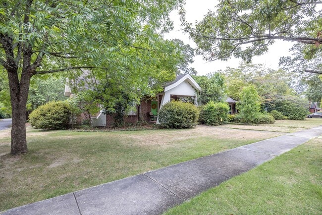 Building Photo - Charming Lakebottom Bungalow with Historic...