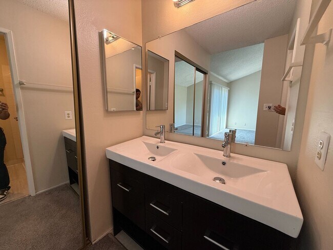 Building Photo - 3 Bed 2.5 Bath Available NOW!!! 2 Car Gara...