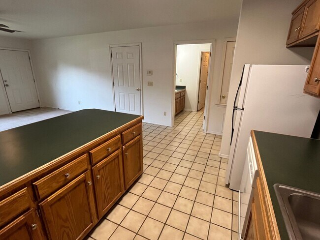 Building Photo - 308 W 16th Ct