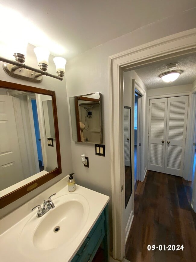 Building Photo - Spacious 2 bedroom/1 bath 2nd floor Condo ...