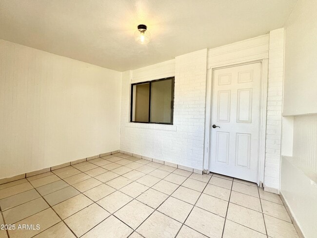 Building Photo - 946 E 12th St