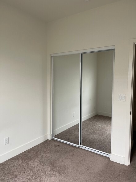 Building Photo - 405 S Reaghan Ln