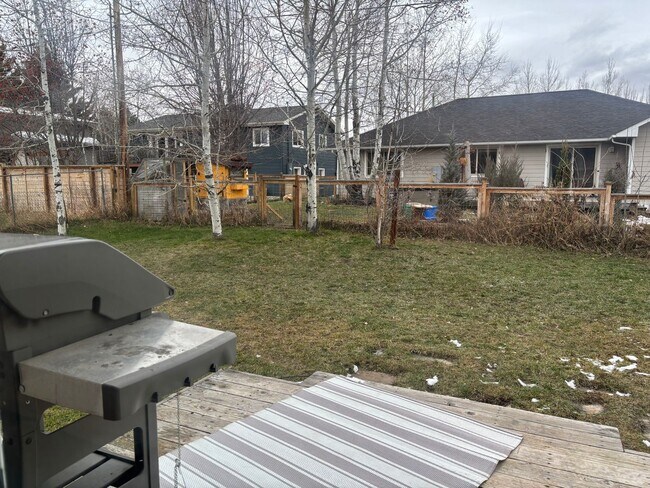 Building Photo - Beautiful house near walking trails and the hospital. Beautiful views of the Bridger Mountains