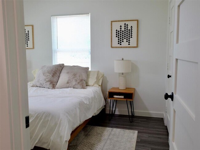 Building Photo - 1401 Marcus Pl