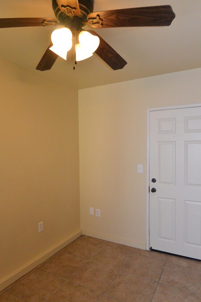 Building Photo - 3 Bedroom 2 Bathroom Home in SW Visalia close to shopping and restaurants!