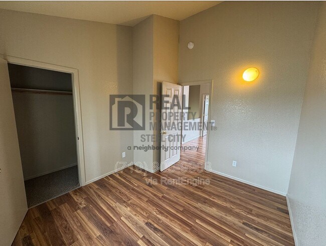 Building Photo - 1717 Oakshire Ln