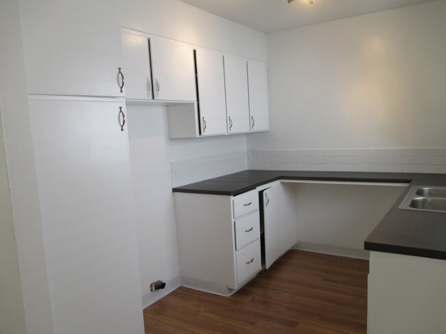 Building Photo - Mid Century Modern 1 Bedroom, 2 Blocks to Pacific U