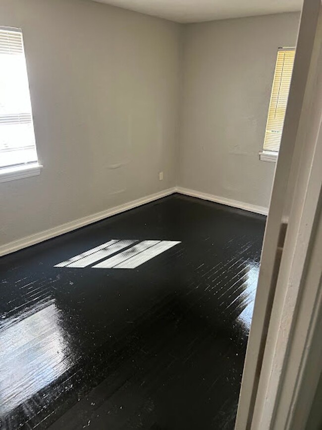 Building Photo - MOVE IN READY!!! $15.00 APPLICATION FEES F...