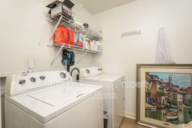 Building Photo - 395 Lake Dr