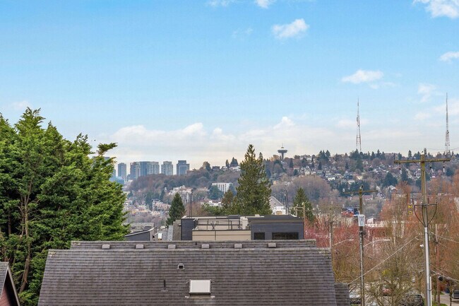 Building Photo - 4453 Aurora Ave N