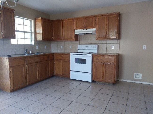 Building Photo - 4720 Sandpiper Ave