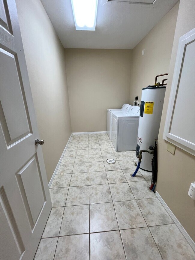 Building Photo - 2 Bedroom Townhome In Lennox, SD!!