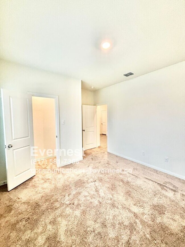 Building Photo - 4-Bedroom Home with Large Backyard and Con...