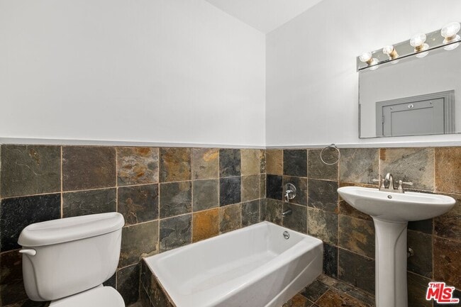 Building Photo - 153 Hollister Ave