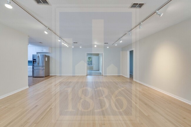 Building Photo - 2205 Sharon Ln
