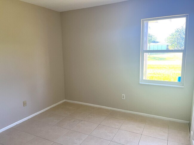 Building Photo - 2901 SW Birtle Ct