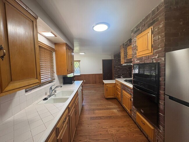 Building Photo - IMMEDIATE MOVE IN! Charming Vintage Sacramento 3 Bed / 1.5 Bath Home with Large Private Yard