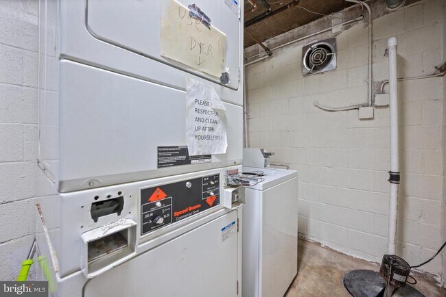 Building Photo - 6511 Parsons Ave