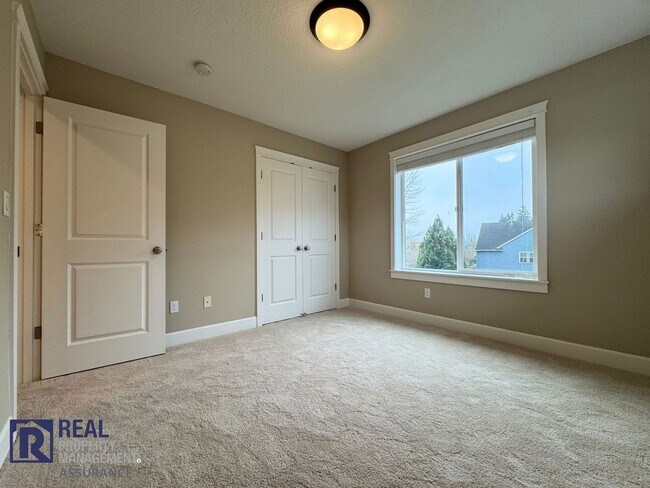 Building Photo - 650 NW Willow Glen Pl