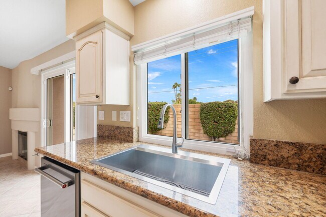 Building Photo - 44030 Mariposa Ct