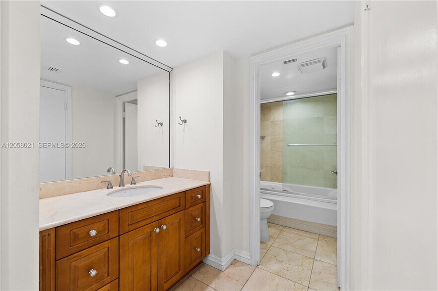Building Photo - 18011 Biscayne Blvd