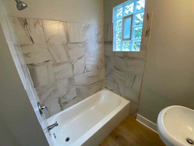 Building Photo - Fully Remodeled House!