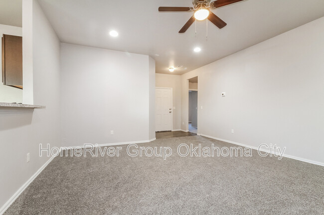 Building Photo - 2025 Bosc Dr