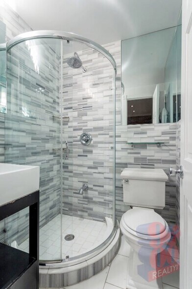 Building Photo - 422 E 9th St