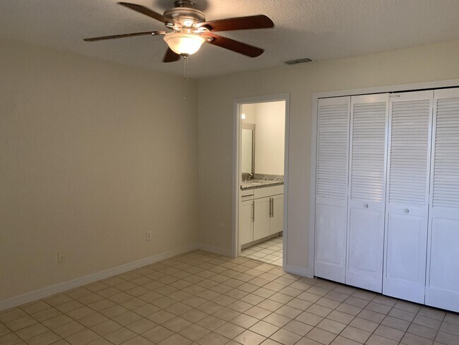 Building Photo - 25 Plainview Dr