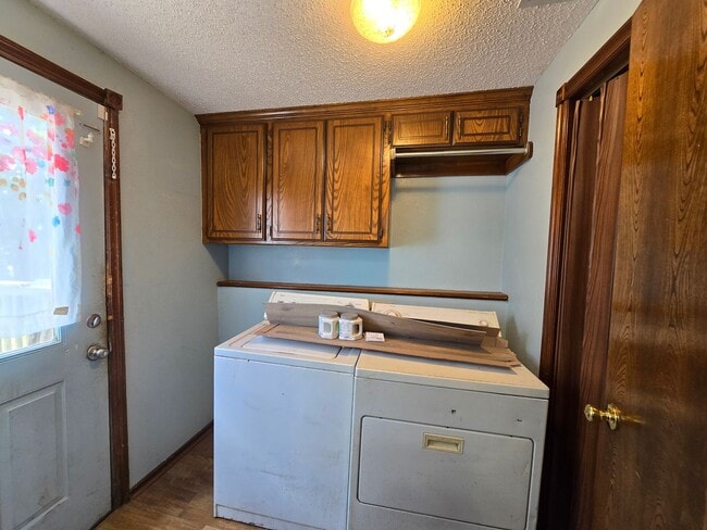 Building Photo - Charming 2 bedroom, 1 bathroom home