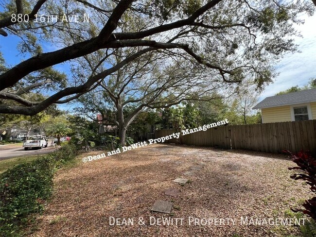 Building Photo - 880 16th Ave N