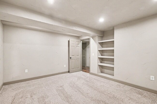 Building Photo - 5634 W Ida Dr