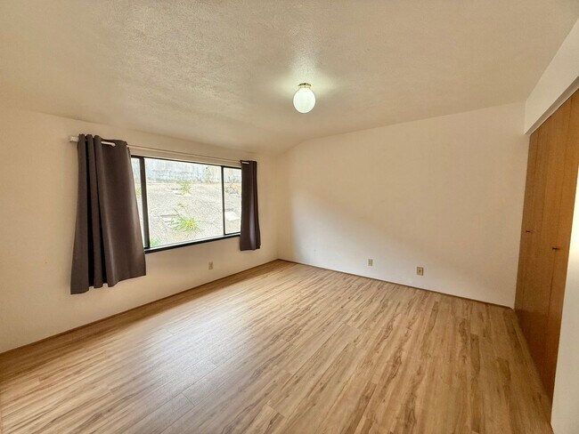 Building Photo - Pet friendly & Spacious - 3 Bedroom / 2 Ba...
