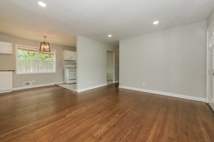 Building Photo - 195 Greenway Dr