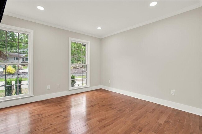 Building Photo - 3270 Brookview Dr