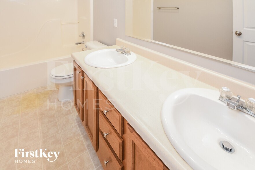 Building Photo - 2334 Layton Park Dr