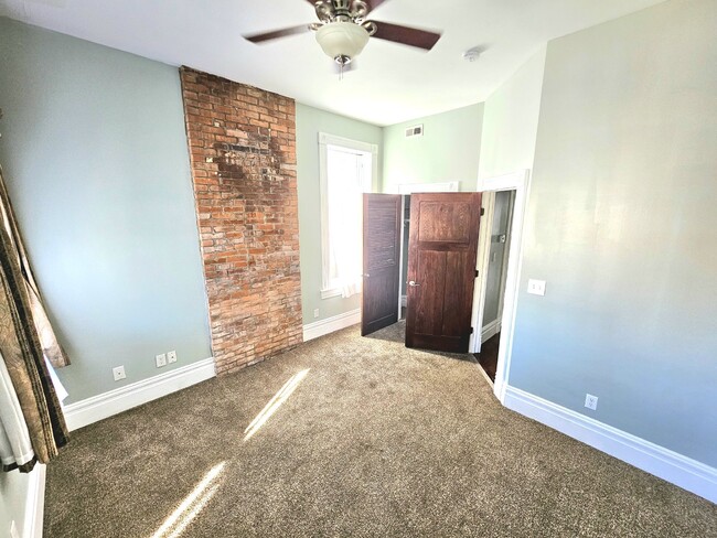 Building Photo - Charming 3-Bed Home with 2.5 Baths: Spacio...