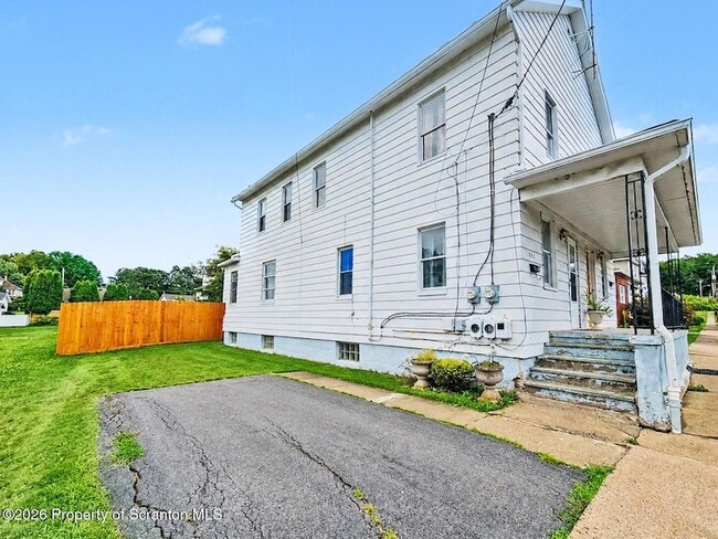 Building Photo - 176 Cherry St
