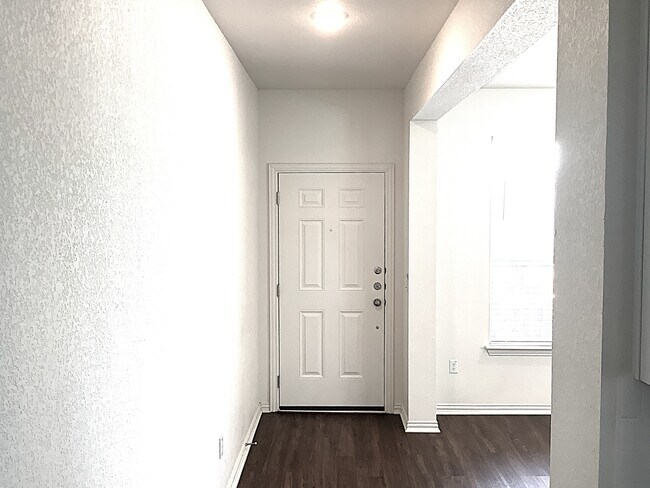 Building Photo - 469 Pebble Bend