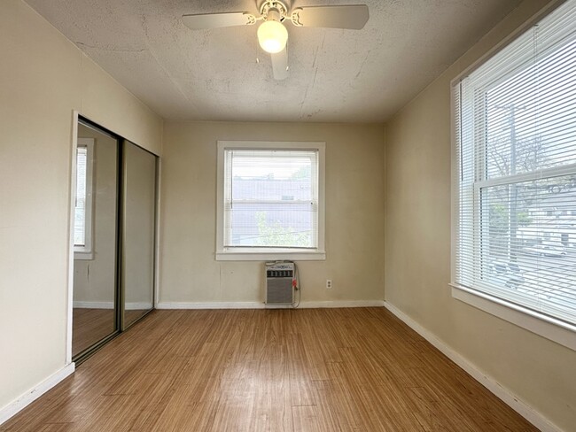 Building Photo - Cute 1 Bedroom 1 Bathroom Unit
