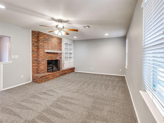 Building Photo - 305 Woodside Dr