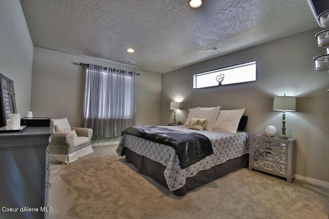 Building Photo - 13373 N Loveland Way