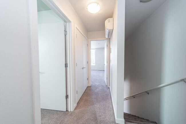 Building Photo - Chic 2BR/1.5BA Townhome Apartment in North...
