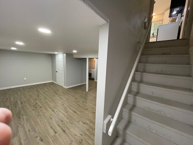 Building Photo - 630 Dornbush St