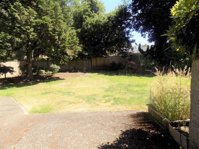 Building Photo - Beautiful Three Bedroom Home With Additional Space