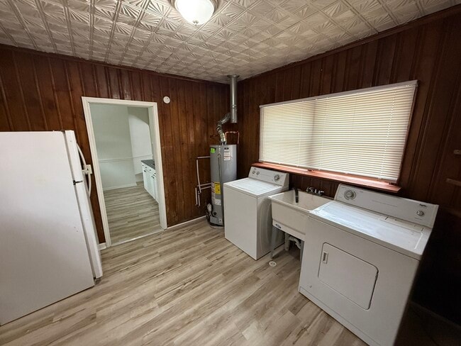 Building Photo - 12408 Sarsfield Ave